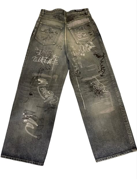 Graffiti Pants, Diy Distressed Jeans, Balenciaga Jeans, Activewear Photoshoot, Throwback Outfits, Denim Diy Clothes, Reworked Fashion, Denim Inspiration, Denim Ideas