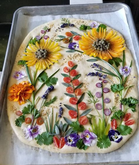 Turning ordinary Focaccia into edible art. Flower Focaccia, Focaccia Bread Art, Flower Bread, Sommer Mad, Focaccia Bread Recipe, Bread Art, Focaccia Bread, Green Pepper, A Pizza