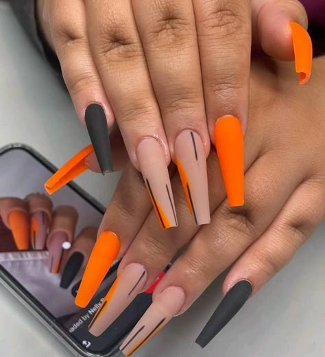 Simple Gel Nail Designs Halloween, Cute Fall Nail Ideas For Acrylics, Nail Ideas Orange And Black, Black N Orange Nails, September Nail Ideas Coffin, Split Nail Designs, Nail Ideas Fall Simple, Orange And Gray Nails, Fall Designs For Nails