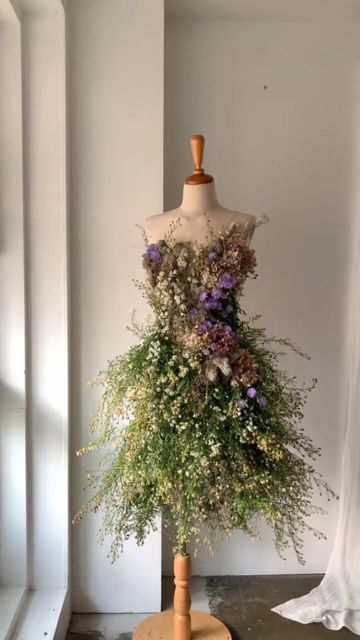 Dress Form Decor, فستان زهري, Flower Costume, Christmas Tree Dress, Floral Dress Design, Mannequin Art, Tree Dress, Mannequin Dress, Fairy Dresses