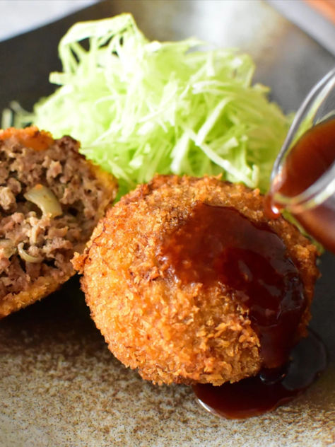 Craving a hearty dish with just a few ingredients? Enter 'Menchi katsu' – a deep-fried meat cutlet coated in crispy panko breadcrumbs. Resembling Hambagu (Japanese Hamburger Steak), Menchi Katsu shares similarities in its core ingredients of ground meat and onion. However, its uniqueness lies in achieving the perfect balance of juiciness inside and crispiness outside, setting it apart from Hamburg. Menchi Katsu, Japanese Hamburger Steak, Japanese Hamburger, Fried Meat, Stir Fry Noodles, Hamburger Steak, Japanese Recipes, Ground Meat, Few Ingredients