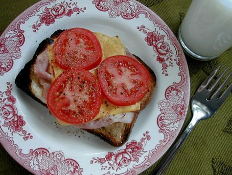 Hot Open-Faced Sandwich Hot Open Faced Sandwiches, Open Faced Sandwich Recipes, Lettuce Sandwich, Lunch At Home, Multi Grain Bread, Easy Sandwich Recipes, Open Faced Sandwich, Sliced Ham, Star Food