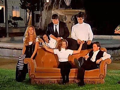 Friends...Wanted. Friends Sofa, Friends Couch, Friend Costumes, Friends Scenes, Sofa Ideas, Friends Cast, Friends Moments, Friends Series, Halloween Costumes Friends