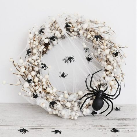 Gothic Wreath, Porta Halloween, Halloween Wreath Ideas, Spooky Wreath, Spider Decorations, Diy Halloween Wreath, Creepy Halloween Decorations, Halloween Wreaths, Crafts Halloween