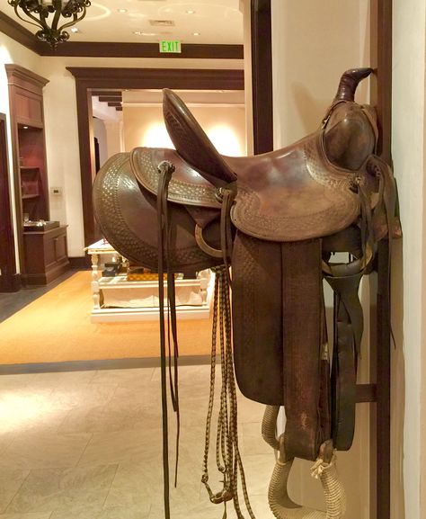 Wall mounted vintage saddle at Ralph Lauren Saddle Ideas Home Decor, Saddle Decor Ideas House, Saddle Decor Ideas, Saddle Decor, Bush Retreat, Ralph Lauren Western, Fancy Farm, Cattle Brands, Entry Ways