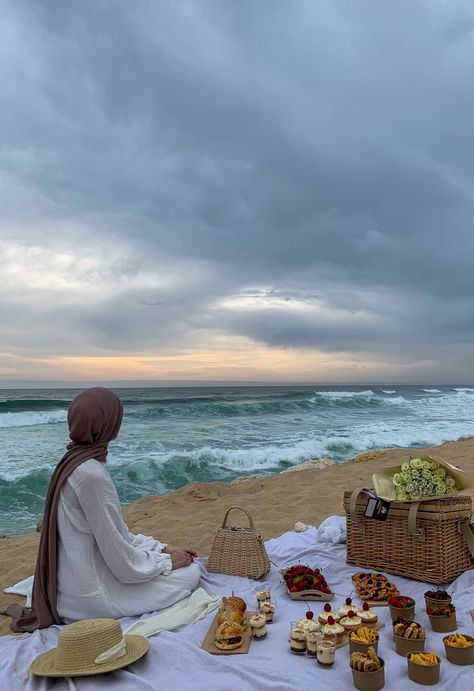 yo on Twitter: "A picnic by the sea for my birthday 🤍… " Aesthetic Outfits Hijab, Picnic Pictures, Picnic Inspiration, Picnic Style, Romantic Picnics, Picnic Date, Picnic Time, Beach Picnic, Summer Picnic