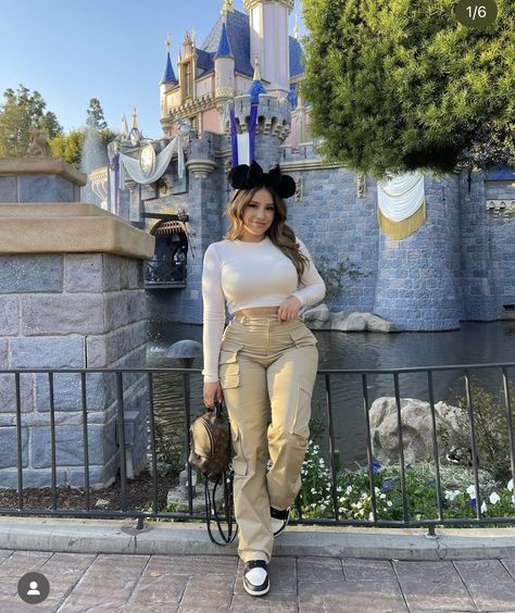 Sixflags Outfit Summer, Disney Mom Outfit Fall, Disney Baddie Outfits, Disney Fall Outfit Ideas, Disney Outfits Women October, Disney Outfit Inspo Fall, Warm Disney Outfits, Disney Casual Outfits, Disney Plus Size Outfits