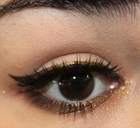 Gold Eyeliner, Gold Liner, Gold Eye Makeup, Formal Makeup, Fresh Makeup, Black Gold Jewelry, Gold Makeup, Black Makeup, Gold Eyes