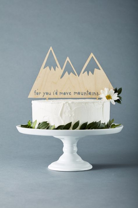 15 Ideas for Your Mountain Wedding | Intimate Weddings - Small Wedding Blog - DIY Wedding Ideas for Small and Intimate Weddings - Real Small Weddings Rustic Wood Wedding Decor, Mountain Wedding Cake, Wedding Ideas On A Budget, Fall Wedding Ideas, Wood Cake Topper, Wedding Cake Tops, Outdoor Wedding Dress, Personalized Wedding Cake Toppers, Custom Wedding Cake Toppers