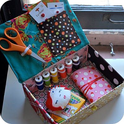 Sewing Kit Tutorial (with pincushion & needle book).  Free downloadable fourteen page set of instructions Sewing Kit Tutorial, Sewing Kit Box, Diy Christmas Gifts For Kids, Sew Ins, Trendy Sewing, Costura Diy, Operation Christmas Child, Sewing Baskets, Needle Book