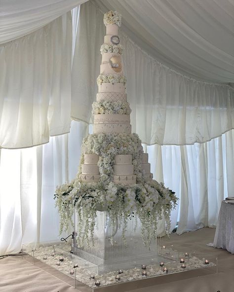 Asian Wedding Cakes on Instagram: “Our grand 23 tier cake placed on our bespoke water fountain. As soon as you step into the venue, the beautiful sounds of gushing water.…” Wedding Cake With Water Fountain, Water Fountain Cake, Grand Wedding Cake, Asian Wedding Cake, Wedding Structures, Wedding Cake Luxury, Asain Wedding, Fountain Wedding Cakes, Farm Resort