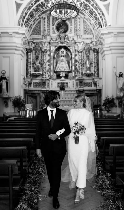 Church Elopement, Church Wedding Photography, Catholic Wedding Ceremony, Cape Wedding Dress, Catholic Wedding, Classic Wedding Dress, Church Wedding, Wedding Mood, Wedding Photo Inspiration