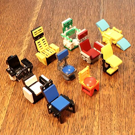 I've tried my hands at making LEGO chairs and I've made an easy to follow tutorial too :-) Easy Lego Furniture, Lego Accessories Diy, Lego Easy Ideas, Lego Chair, Lego Easy, Lego Tutorials, Easy Lego Creations, Lego Halloween, Lego Furniture