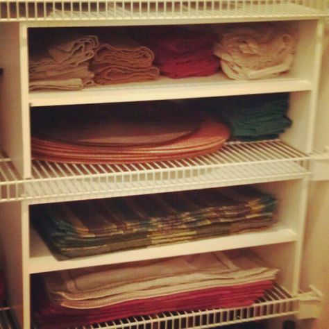 Organize your placemats and napkins with shoe racks! How To Store Placemats And Napkins, Organize Placemats, Placemat Organization, Kitchen Cloth Storage, Placemat Storage Ideas, Placemat Storage, Linen Pantry, Linen Organization, Party Supply Organization