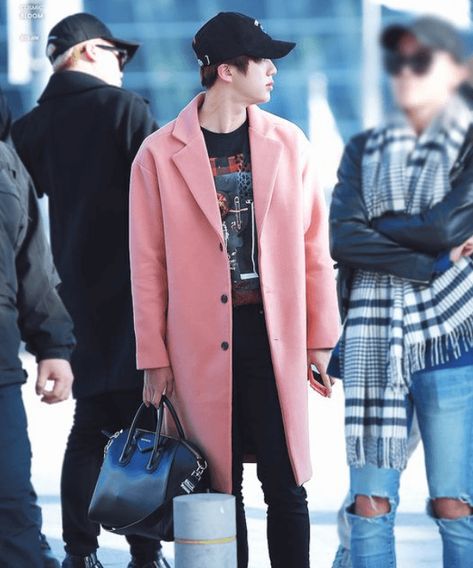 Kim Seok-Jin - Street Style - BTS - Inverno - Steal the Look - https://stealthelook.com.br Bts Inspired Outfits, Park Ji Min, Plain Outfits, Korean Bands, Seokjin Bts, Worldwide Handsome, Korean Actress, Airport Style, Airport Outfit