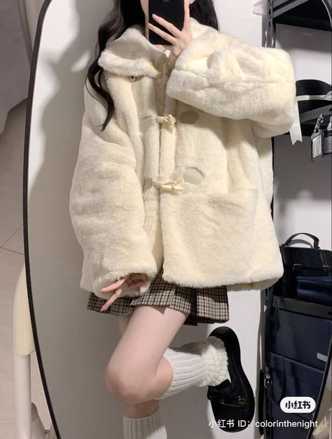 Cute Japanese Winter Coats, Kpop Idol Winter Outfit, Japan Winter Fashion Tokyo, Outfit Ideas Korean Winter, 겨울 치마 코디, Fluffy Coat Outfit, Fluffy Jacket Outfit, Korean Winter Outfits, Girl Fashion Style