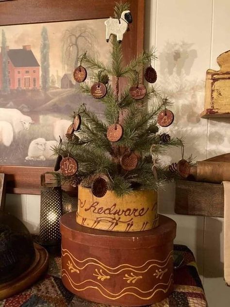 Farm Furniture, Williamsburg Christmas, Country Colonial, Primitive Christmas Tree, Primitive Country Christmas, Primitive Christmas Decorating, Primitive Christmas Decor, Christmas Florals, Primitive Santa