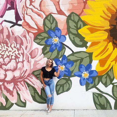 Outdoor Floral Mural, Floral Murals On Buildings, Floral Wall Mural Painting, Instagram Wall Ideas, Outdoor Wall Mural, Outdoor Mural Ideas, Cool Murals, Backyard Mural, Instagrammable Walls