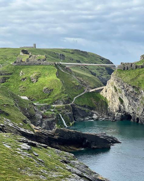 Tintagel Castle has long been associated with the Arthurian legends, first associated with King Arthur by Geoffrey of Monmouth in his Historia Regum Britanniae («History of the Kings of Britain»), written around 1138 The stunning statue of Gallos at Tintagel Castle in Cornwall, said to be the birthplace of the king Arthur 📍Gallos, Tintagel Castle, North Cornwall, United Kingdom #arthurianlegend #englishhistory #visitcornwall #travelreels #statue King Arthur Castle, Tintagel Cornwall, Tintagel Castle, Arthurian Legend, North Cornwall, English History, The Kings, King Arthur, The King