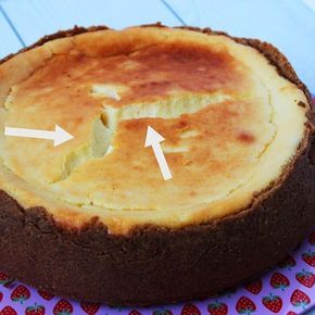 COME EVITARE LE CREPE SULLA CHEESECAKE? ~°~°~°~°~° Questo è uno dei problemi più comuni quando si prepara una cheesecake cotta in forno. Se la ricetta prevede una copertura con crema al cioccolato o frutta fresca non avrete nulla di cui preoccuparvi perchè scoprirete i difetti e nessuno lo verrà mai a sapere, ma se volete preparare una cheesecake semplice, allora è importante ottenere una superficie priva di difetti. Le crepe sono la naturale conseguenza della crescita del dolce durante la c... Cheese Platter Presentation, Ranch Dip Recipe, Low Carb Veggies, Cheese Crisps, Chocolate Cheese, New York Cheesecake, Cream Desserts, Mini Cheesecakes, Cheese Platters