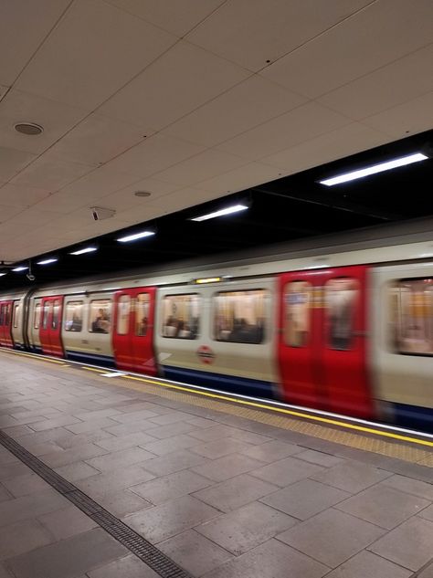 London Tube Aesthetic, London Underground Aesthetic, Tube Aesthetic, Tube London, London Tube Map, Maps Aesthetic, London Underground Tube, Tube Train, Underground Tube