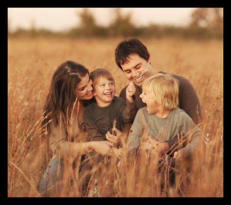 Sussex Spaniel, Pastel Photography, Family Inspiration, Wheat Field, Photographs Ideas, Photography Beach, Fall Family Photos, Minimalist Photography, Family Posing