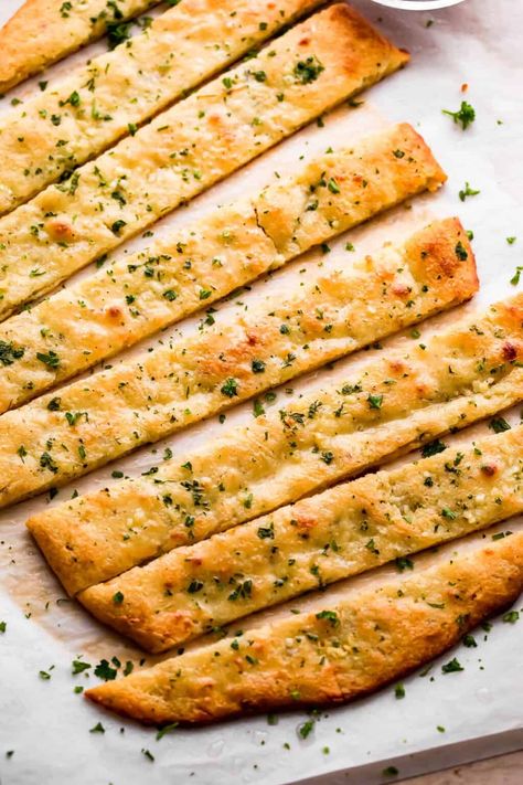 These easy Low Carb Keto Garlic Breadsticks are soft and chewy, seasoned with garlic, herbs, and a buttery topping. Keto Garlic Breadsticks, Keto Breadsticks, Garlic Bread Sticks, Osso Bucco Recipe, Asparagus Stuffed Chicken Breast, Garlic Breadsticks, Delicious Low Carb Recipes, Baking With Almond Flour, Bread Sticks