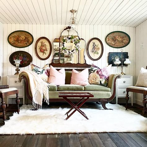 Antique Living Room, Antique Farmhouse Decor, Eclectic Farmhouse, Shabby Chic Living, Style Deco, Cottage Living, Antique Farmhouse, Shabby Chic Homes, Chic Home Decor