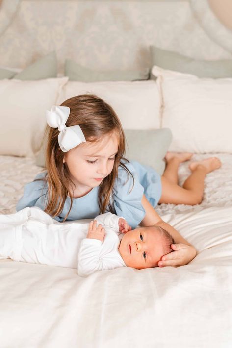 Newborn Photos With Older Sister, Newborn With Older Siblings Photography, Simple Newborn Photos With Sibling, Newborn With Sister, Baby Sister Photography, In Home Newborn Session With Siblings, Newborn And Sibling Photo Ideas, Big Sister Baby Brother, Big Brother Pictures