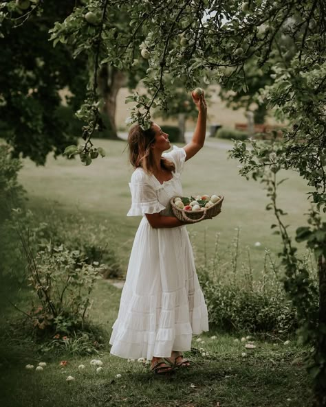 Trad Wife Aesthetic, Cottage Core Aesthetic Outfit, Cottage Core Photoshoot, Farm Dress, Farm Wife, Farm Clothes, Cottage Core Aesthetic, Wife Life, Dress Aesthetic