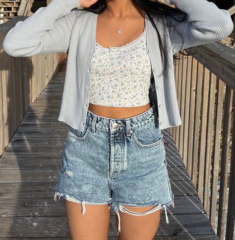 Ripped Shorts Aesthetic, Denim Shorts And Cardigan Outfit, Cute Tank Top And Shorts Outfit, Aesthetic Denim Shorts Outfit, Lightwash Jean Shorts Outfit, Denim Shorts Outfit School, Jeans And Cardigan Outfit Summer, Outfit Ideas With Denim Shorts, Light Sweater Outfit Summer