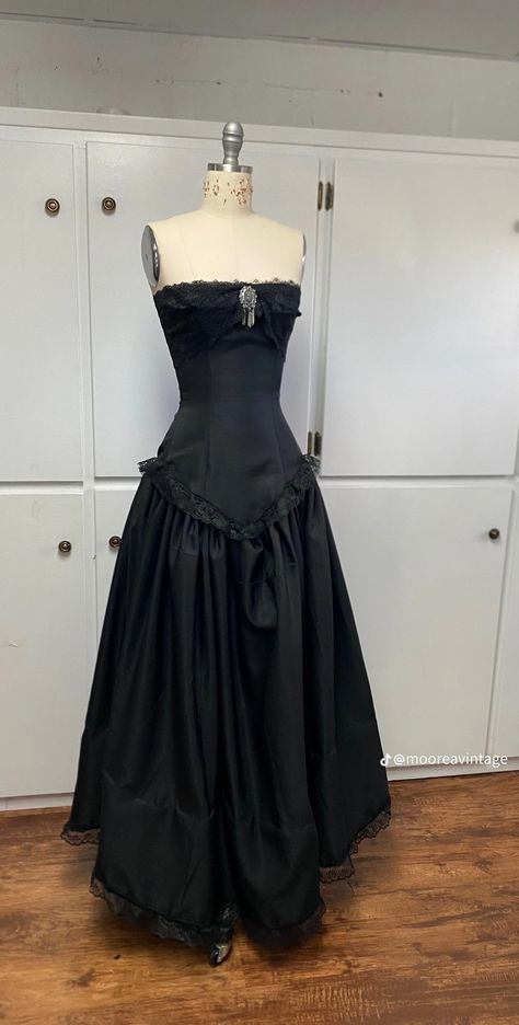 Alt Dresses Prom, Goth Hoco Outfit, Goth Prom Look, Grunge Prom Dresses, 90s Goth Prom Dress, Gothic Dress Aesthetic, Goth Sweet 16, Prom Dresses Alt, Black Prom Dress Aesthetic