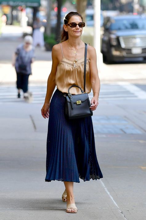 Katie Holmes Street Style, Kate Holmes, Katie Holmes Style, Clothing Staples, Leggings Nike, Skirt Trends, Celebrity Trends, Pleated Skirts, Huge Sale