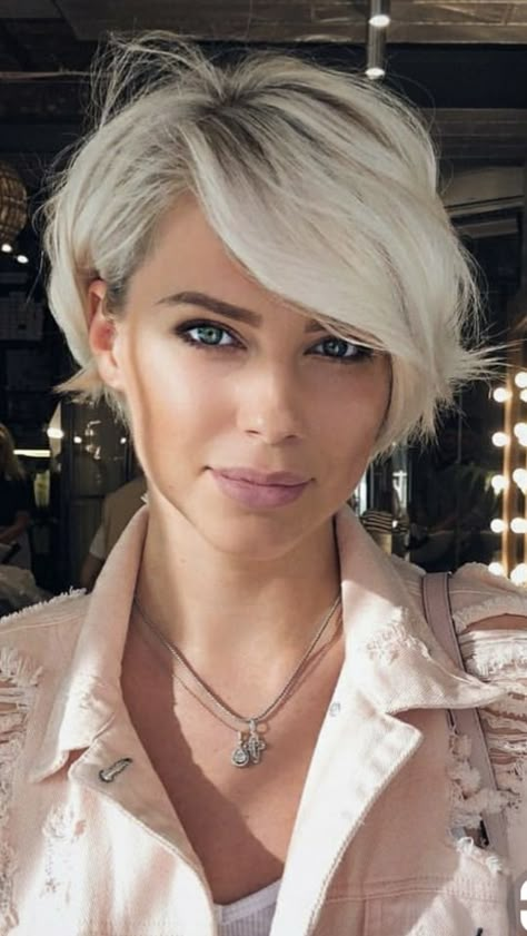 Popular Short Haircuts, Girls Short Haircuts, Blonde Haircuts, Short Hair Trends, Girl Haircuts, Penteado Cabelo Curto, Short Pixie Haircuts, Short Hairstyle, Trending Haircuts