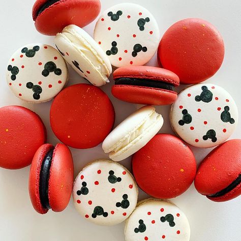 Mickey Mouse Macarons, Minnie Macarons, Mickey Macarons, Disney Macarons, Mickey Mouse Desserts, Painted Macarons, Happy 91st Birthday, Mickey Birthday Cakes, Baking Corner