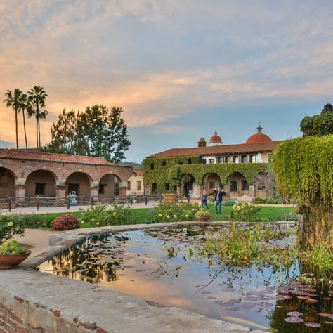 Full of history dating back to the founding of its mission in 1776, San Juan Capistrano is perfect for a southern California getaway. Inn At The Mission San Juan Capistrano, San Juan Capistrano Mission Photoshoot, Cali Vacation, California Getaways, California Plants, Mission San Juan Capistrano, Turning 20, California Missions, California Vibe