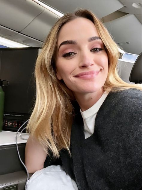 Brianne Howey, Mommy Hairstyles, Lovely Clothes, Blonde Hair Color, Cutie Patootie, Favorite Celebrities, Celebrity Crush, Selfies, Blonde Hair