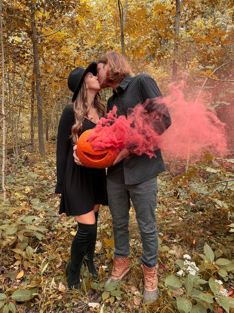 Gender reveal, Halloween, baby girl, pregnancy October Gender Announcement, Pumpkin Head Photoshoot Pregnant, Maternity Photo Shoot Ideas Fall Theme, Maternity Shoot Halloween, Maternity Pictures Halloween, Halloween Gender Reveal Photoshoot, Fall Gender Reveal Photo Shoot, Fall Maternity Announcement Pictures, October Maternity Pictures Family