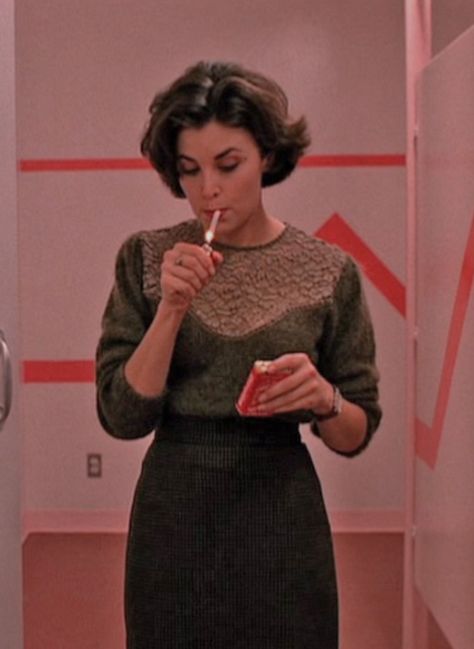 Twin Peaks- audrey Twin Peaks Inspired Fashion, Twin Peaks Fashion, Twin Peaks 1990, Twin Peaks Inspired, Audrey Horne, Sherilyn Fenn, Laura Palmer, Twin Peaks, Film Serie