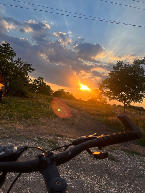 Sunset Peace Place, Bike Aesthetic, Bike Girl, Draw Hands, Amazing Nature Photos, Creative Instagram Stories, Workout Aesthetic, Instagram Story Ideas, Bike Ride