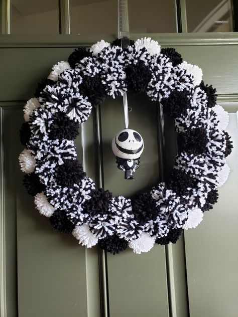 Nightmare Before Christmas pom pom wreath Pompom Wreath Halloween, Fall Pompom Wreath, Diy Nightmare Before Christmas Wreath, Pompom Christmas Wreaths, Pom Pom Halloween Crafts, Halloween Pom Pom Crafts, Yarn Pom Pom Wreath, Pom Pom Wreath Ideas, Halloween Pom Poms