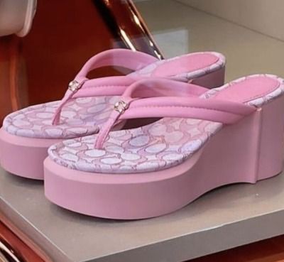 Pink Platform Flip Flops, Y2k Slippers, 2000s Heels, 2000s Shoes, Platform Slip Ons, Y2k Heels, Mcbling Fashion, Dior Girl, Heels Aesthetic