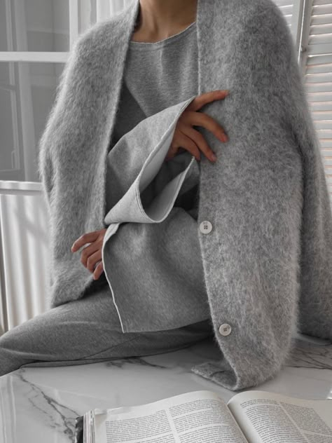 Wide Sweatpants, Outfits With Grey Cardigan, Straight Leg Sweatpants, Sweatshirt Model, Tie Matching, Sweatpants Outfit, Chic Fall Outfits, Monochrome Outfit, Lazy Outfits