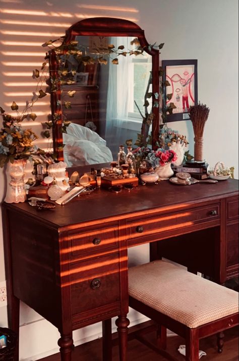 Wooden Vanity Aesthetic, Wooden Vanity Desk, Fairycore Furniture, Desk Cottagecore, Wooden Vanity Bedroom, Vintage Makeup Desk, Aesthetic Vanity Desk, 40s Room, Cottagecore Vanity