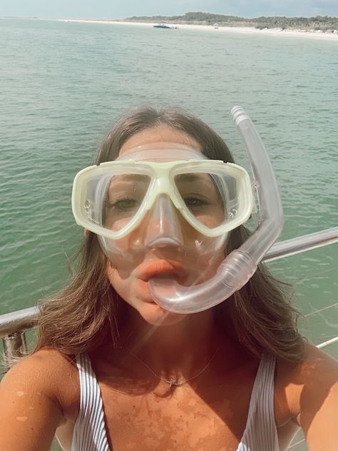 Snorkeling Photoshoot, Snorkel Aesthetic, Snorkel Selfie, Pink Snorkel Mask Aesthetic, Snorkel Mask Aesthetic, Diving Goggles, Gas Mask Girl, Scuba Girl, Mask Girl