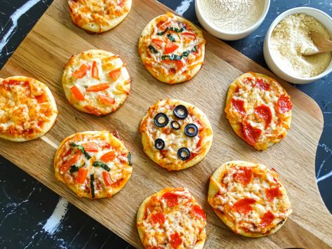 Mini party pizza is a quick and fun finger food for parties. Kids and adults will love the bite-sized crispy pizzas! And the topping options are endless! Party Pizza Ideas, Kids Fingerfood Party, Mini Pizzas For Kids, Mini Foods For Party, Eid Snacks, Superbowl Snacks For Kids, Mini Party Foods, Pizza Treats, Super Bowl Finger Foods