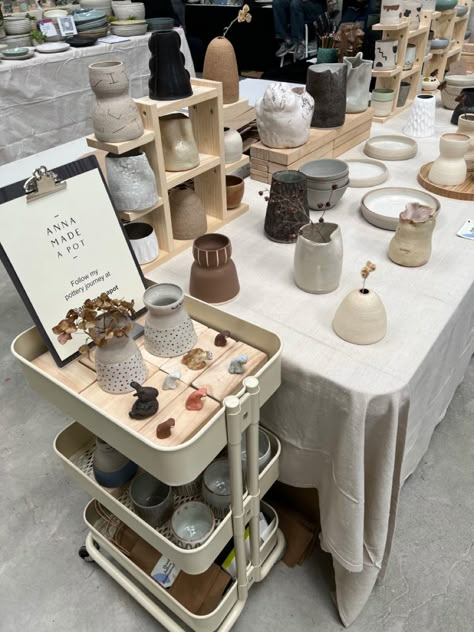 Ceramic Pop Up Shop, Pottery Booth Set Up, Ceramic Market Stall, Pottery Market Stall, Pottery Vendor Display, Ceramic Market Display, Pottery Market Display, Pottery Display Ideas, Farmers Market Table Display