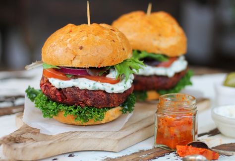 Carrot, Beetroot & Cumin Burgers - Vegan Recipe Club Beetroot Burger, Bbq Healthy, Beetroot Burgers, Vegetable Burger, Easy Christmas Dinner, Steak And Ale, Breakfast Platter, Seasonal Produce, Thai Street Food