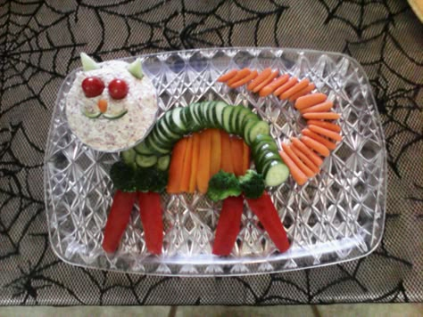 Cat Veggie Tray and Dip Cat Veggie Tray, Cat Themed Appetizers, Cat Fruit Tray, Kitten Party Food, Cat Birthday Party Snacks, Cat Birthday Food Ideas, Cat Charcuterie Board, Cat Theme Food, Cat Party Food Ideas