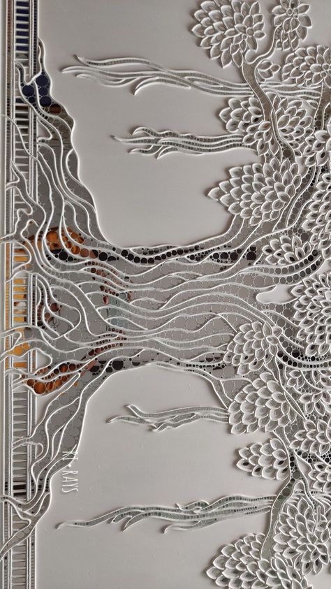 Lipan Art On Walls, Mural Mirror Art, Indian Mirror Art, Lippan Art Interior, Lippon Art With Mirror, Mirror Mural Wall, Mirror Mud Art, Lippan Mirror Art On Wall, Clay Moulding Art